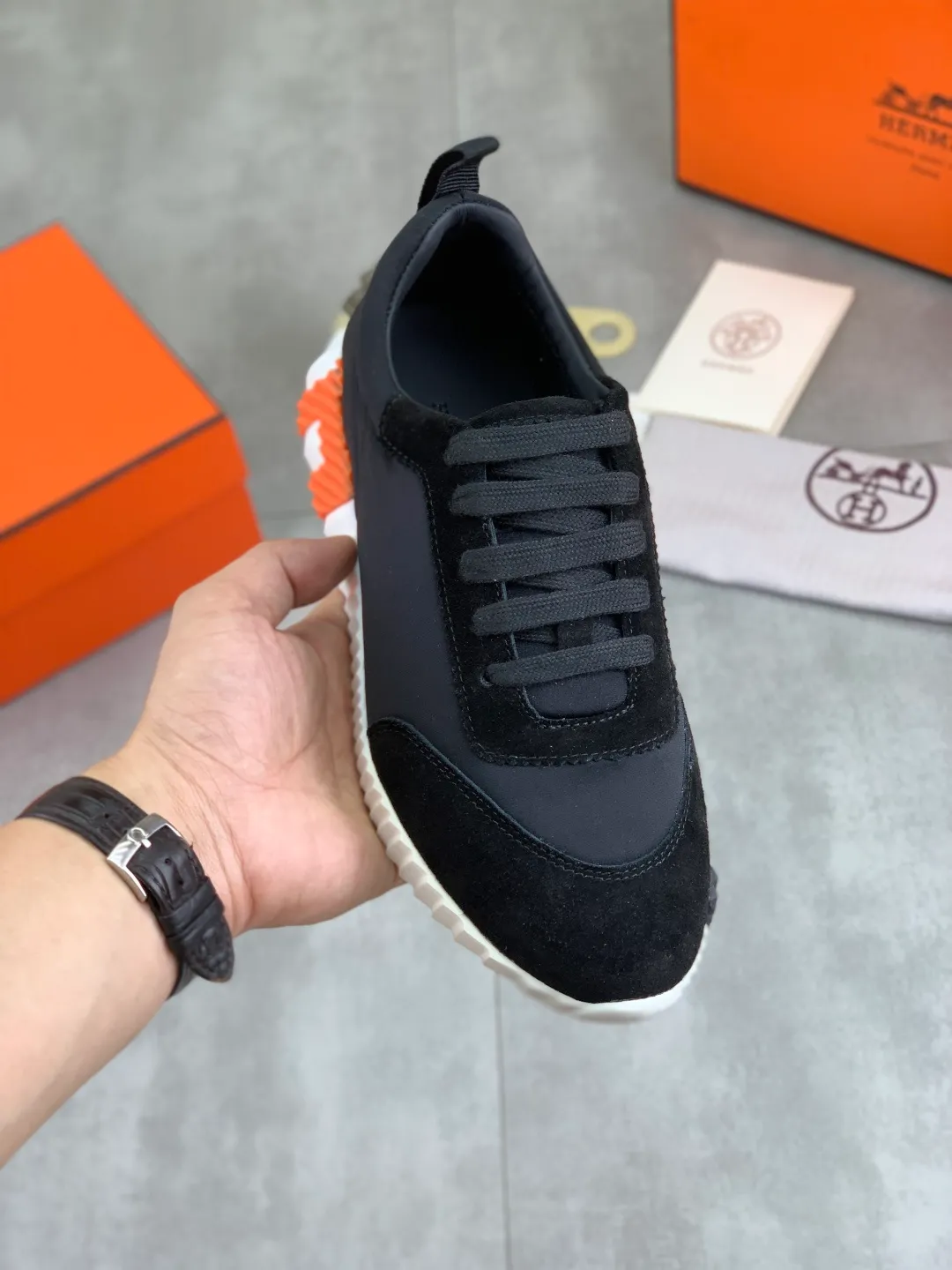 Men's men's shoes 💰P580 New model Top version Original order Hermes Men's Drift Sneaker Summer new casual sports shoes Original purchase, development, production H family men's classic series, technical breathable fabrics with cowhide, casual sports shoes, casual shoes, sports dad shoes combine high-tech breathable materials and cowhide, H family exclusive button decoration on the side. The outsole is full of H italic design and bright colors to show vitality and continue the brand design inspiration. Stroll around the city lightly and feel free and comfortable. Delivered in exquisite packaging 🛍📦 ▪️Fabric: original customized breathable material + first-layer cowhide ▪️Inner: cowhide feet ▪️Outsole: molded and evacuated PU+TPU material ▪️Size: 35-45 Multiple colors available Premium packaging